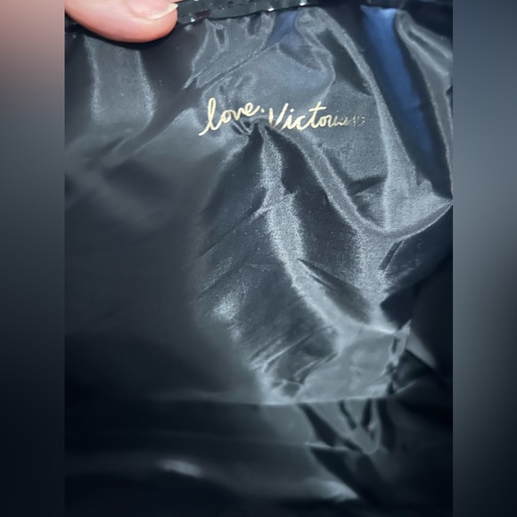 Victoria’s Secret NWT black shoulder tote with attached tiger striped mi… - Picture 6 of 10